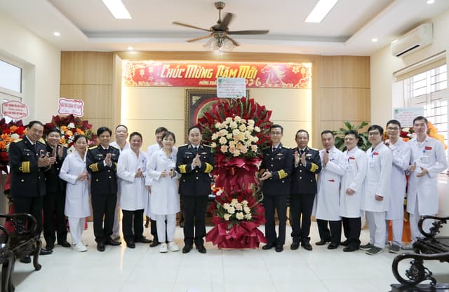 Phó Đô đốc Trần Thanh Nghiêm chúc mừng Viện Y học Hải quân nhân dịp Ngày Thầy thuốc Việt Nam