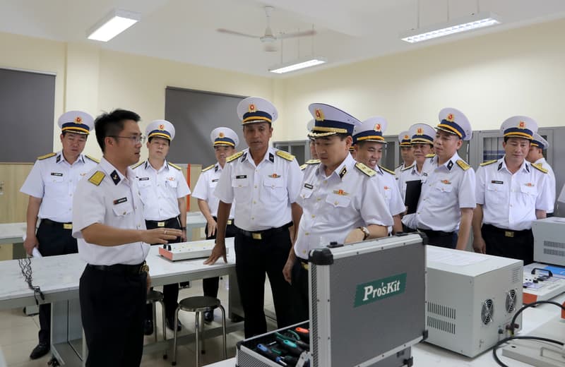 Tư lệnh Hải quân kiểm tra Lữ đoàn 957 và Trung tâm Huấn luyện Vùng 4