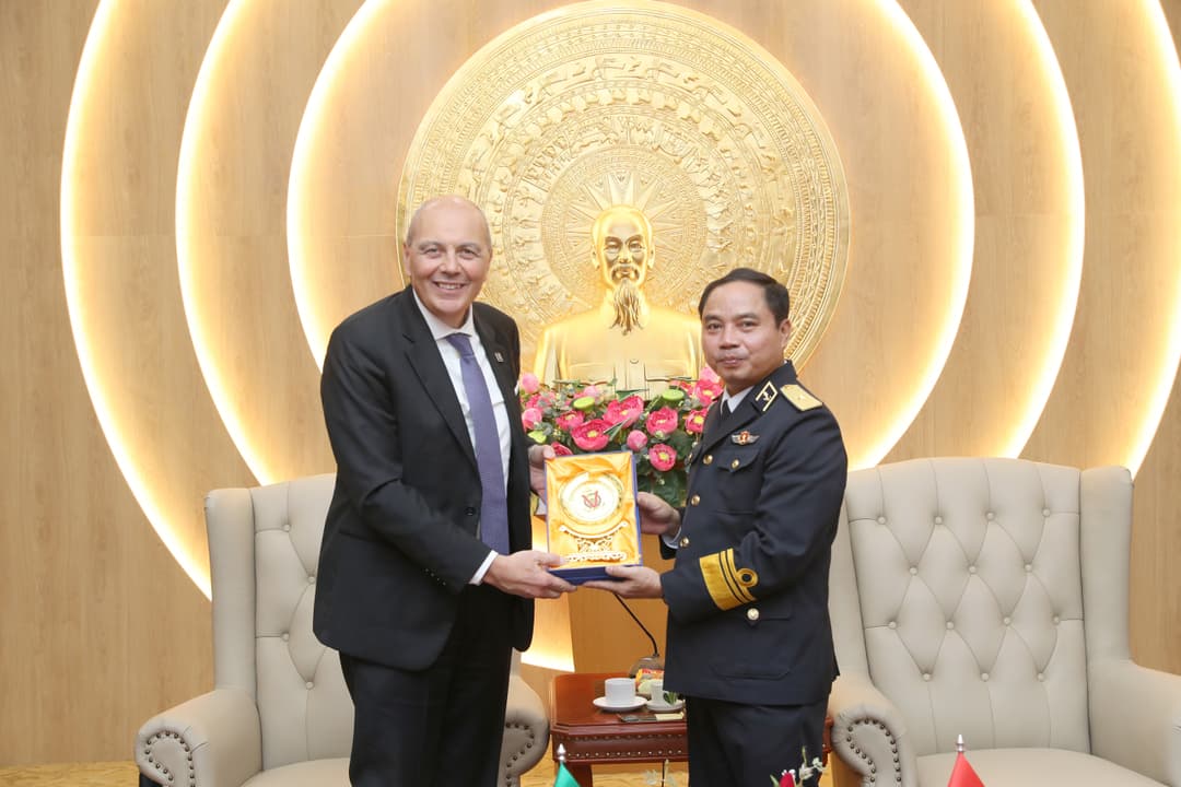 Thủ trưởng Bộ Tư lệnh Hải quân tiếp Giám đốc Tổ chức Thủy đạc Quốc tế
