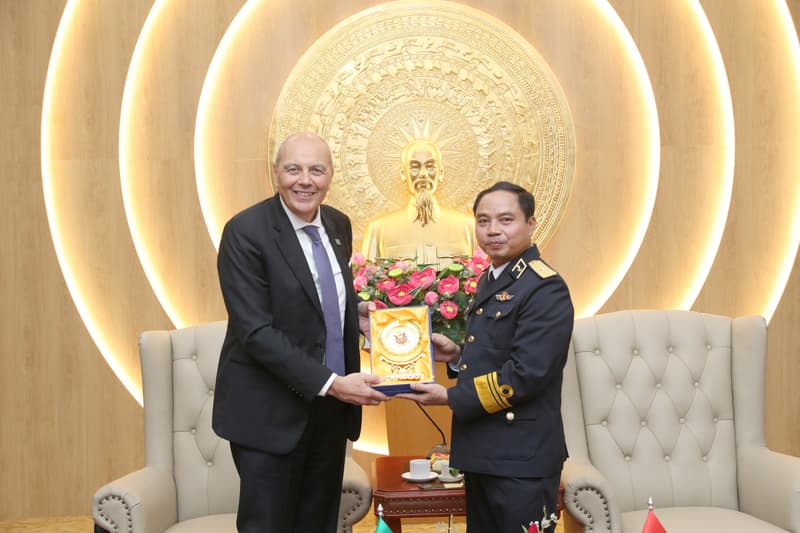 Thủ trưởng Bộ Tư lệnh Hải quân tiếp Giám đốc Tổ chức Thủy đạc Quốc tế