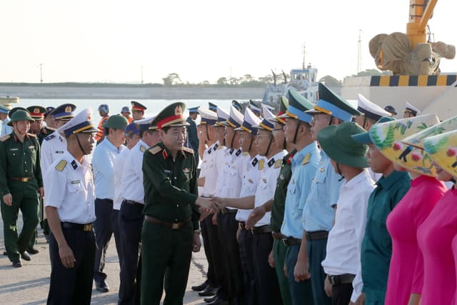 Đoàn công tác Bộ Quốc phòng kiểm tra, thăm đặc khu Trường Sa và Nhà giàn DK1