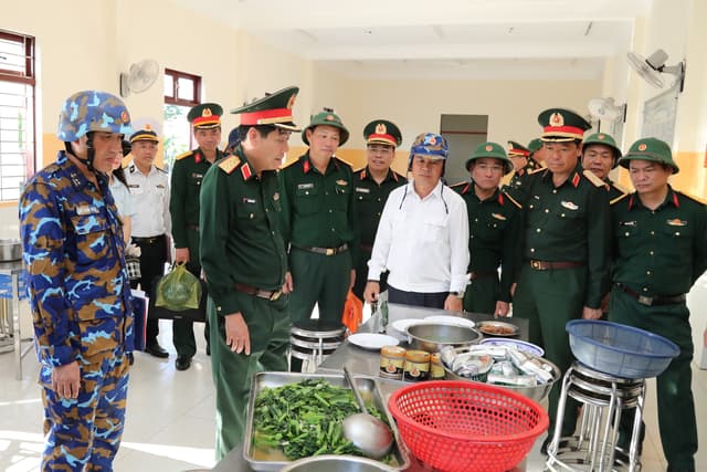 Đoàn công tác Bộ Quốc phòng kiểm tra, thăm đặc khu Trường Sa và Nhà giàn DK1