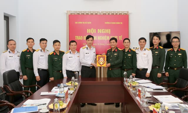 Cục Chính trị Hải quân và Trường Sĩ quan Chính trị trao đổi kinh nghiệm thực tế