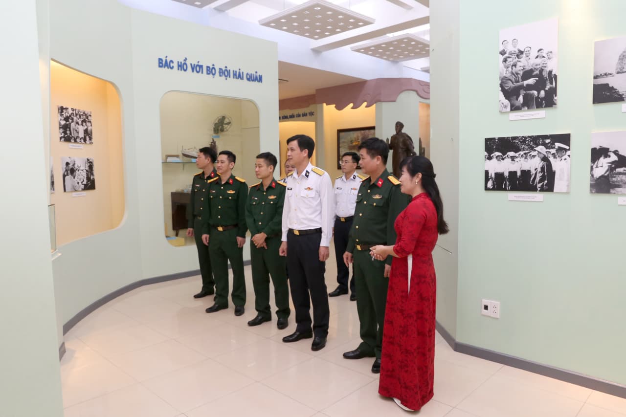 Cục Chính trị Hải quân và Trường Sĩ quan Chính trị trao đổi kinh nghiệm thực tế