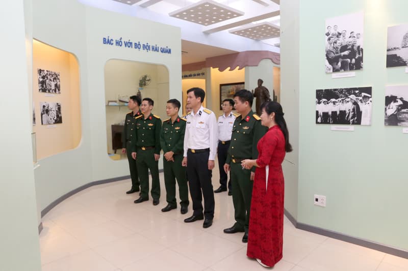 Cục Chính trị Hải quân và Trường Sĩ quan Chính trị trao đổi kinh nghiệm thực tế