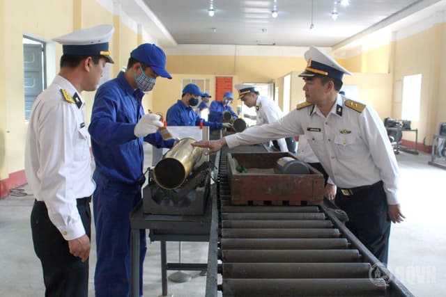 KINH NGHIỆM BẢO QUẢN, BẢO DƯỠNG, SỬA CHỮA VŨ KHÍ TRANG BỊ Ở KHO 703