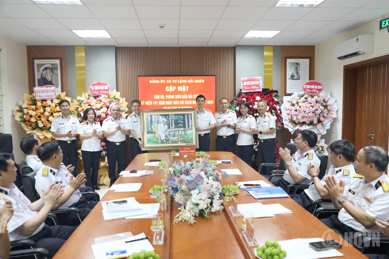 Phó Đô đốc Nguyễn An Phong thăm, chúc mừng Báo Hải quân Việt Nam nhân kỷ niệm 101 năm Ngày Báo chí Cách mạng Việt Nam
