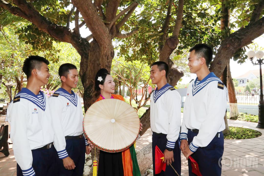 Trường Sa-Trang sử của hòa bình, phát triển giữa trùng khơi