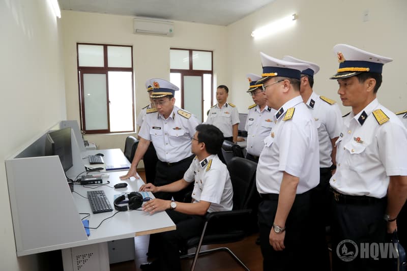 Phó Đô đốc Trần Thanh Nghiêm làm việc với Trung tâm 47