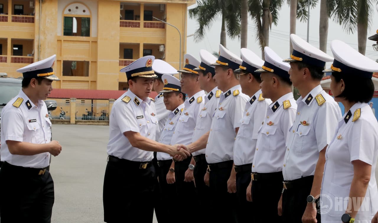 Phó Đô đốc Trần Thanh Nghiêm thăm và làm việc tại Viện Kỹ thuật Hải quân