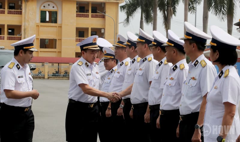 Phó Đô đốc Trần Thanh Nghiêm thăm và làm việc tại Viện Kỹ thuật Hải quân