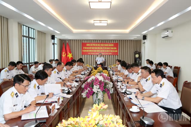 Phó Đô đốc Trần Thanh Nghiêm thăm và làm việc tại Viện Kỹ thuật Hải quân