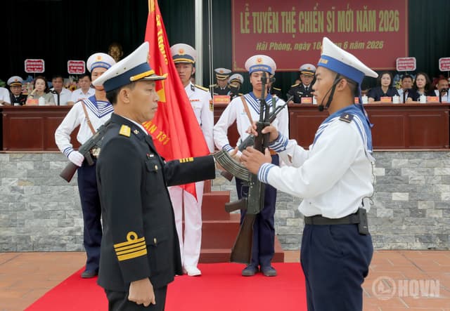 Phó Đô đốc Nguyễn An Phong dự Lễ tuyên thệ chiến sĩ mới tại Lữ đoàn 131