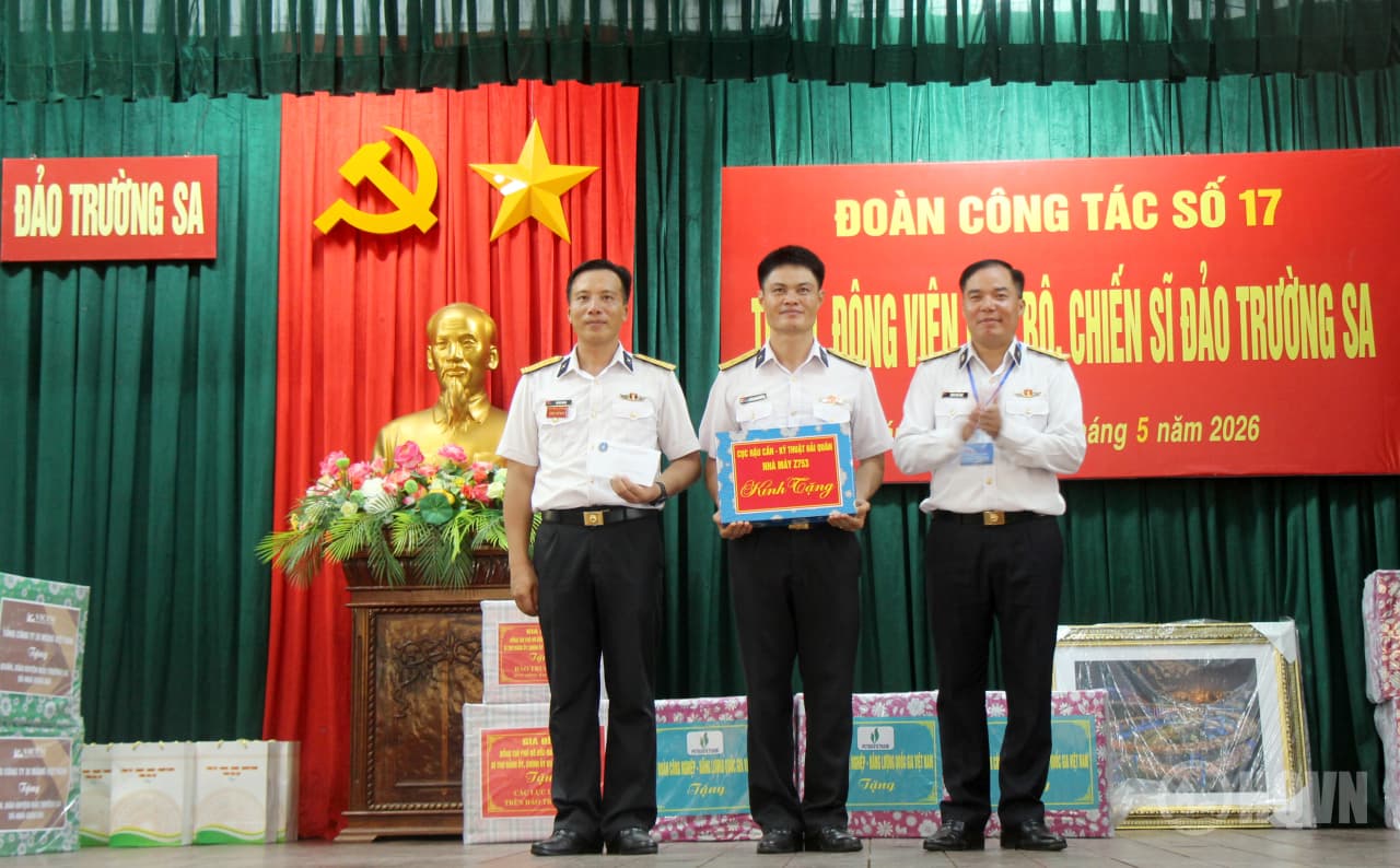 Giám đốc Nhà máy Z753 thăm, động viên lực lượng làm nhiệm vụ tại Trường Sa