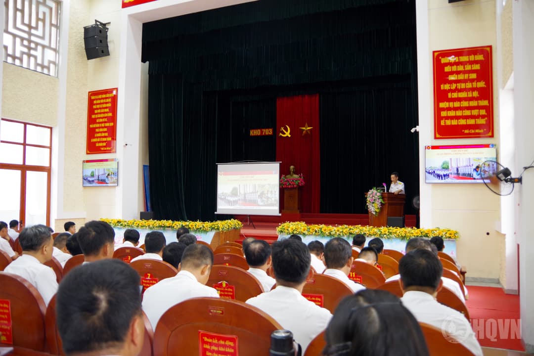 Kho 703 phổ biến, giáo dục pháp luật cho quân nhân