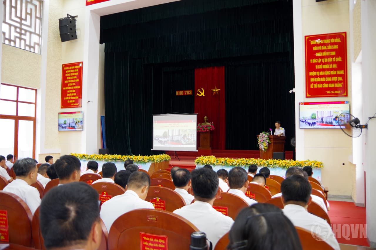 Kho 703 phổ biến, giáo dục pháp luật cho quân nhân