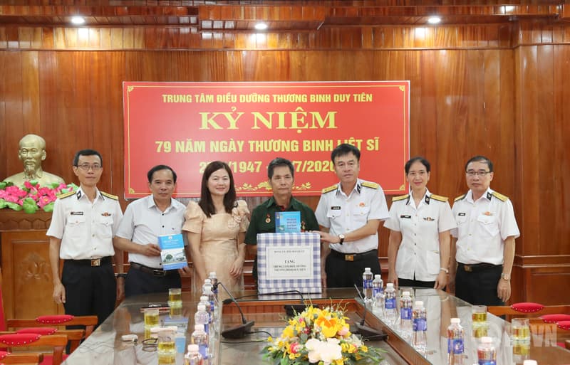 Quân chủng Hải quân thăm, tặng quà Trung tâm Điều dưỡng thương binh Duy Tiên