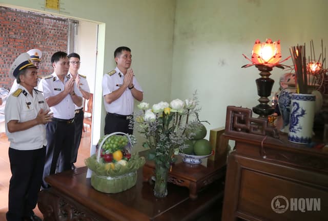 Chính ủy Hải quân thăm, tri ân gia đình liệt sĩ tại Hải Phòng
