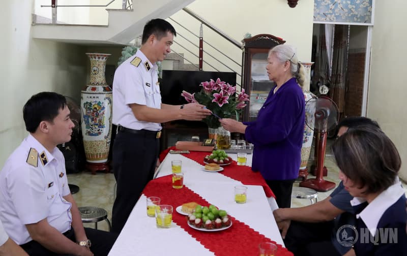 Chính ủy Hải quân thăm, tri ân gia đình liệt sĩ tại Hải Phòng