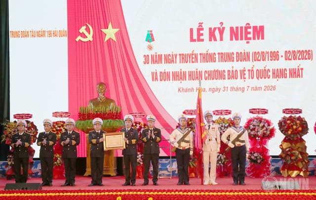 Trung đoàn Tàu ngầm 196 Hải quân đón nhận Huân chương Bảo vệ Tổ quốc hạng Nhất