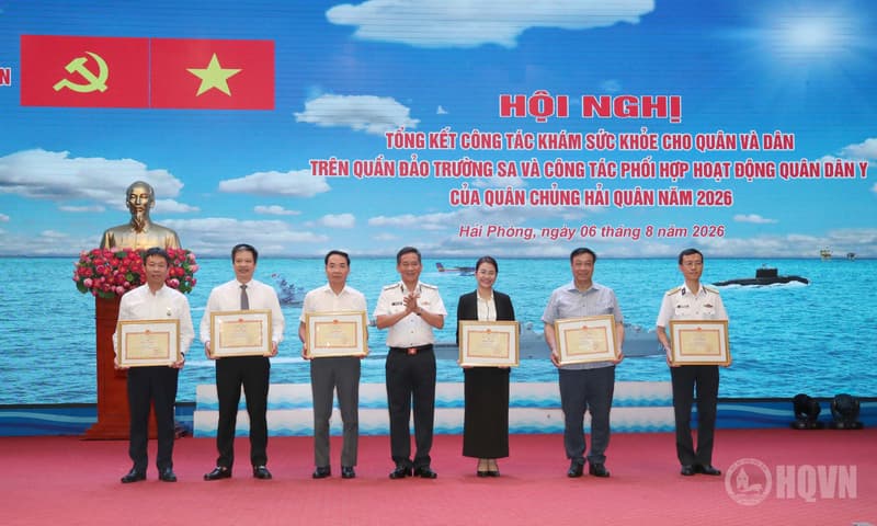 Tổng kết công tác khám sức khỏe cho quân và dân trên quần đảo Trường Sa