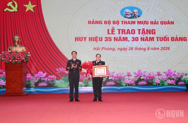 Phó Đô đốc Trần Thanh Nghiêm được tặng Huy hiệu 35 năm tuổi Đảng
