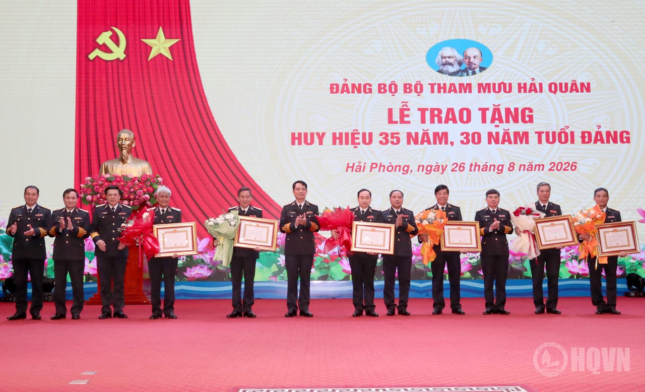Phó Đô đốc Trần Thanh Nghiêm được tặng Huy hiệu 35 năm tuổi Đảng