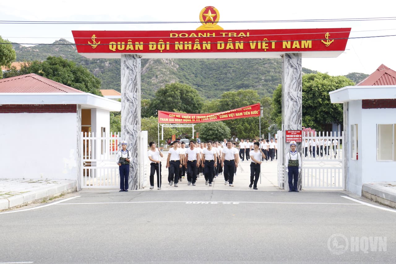 Trung đoàn 196 Hải quân tham gia hoạt động đi bộ toàn quốc “Cùng Việt Nam tiến bước”
