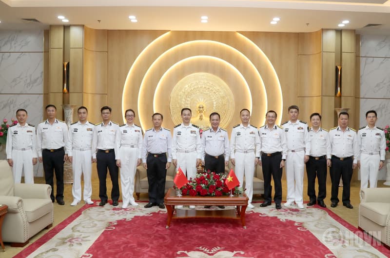 Thủ trưởng Bộ Tư lệnh Hải quân Việt Nam tiếp đoàn Hải quân Trung Quốc