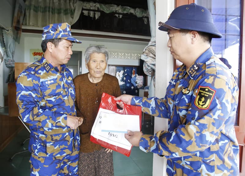 Vùng 3 chuyển quà của Bộ Tư lệnh Quân chủng Hải quân gửi hỗ trợ nhân dân bị ảnh hưởng do mưa lũ