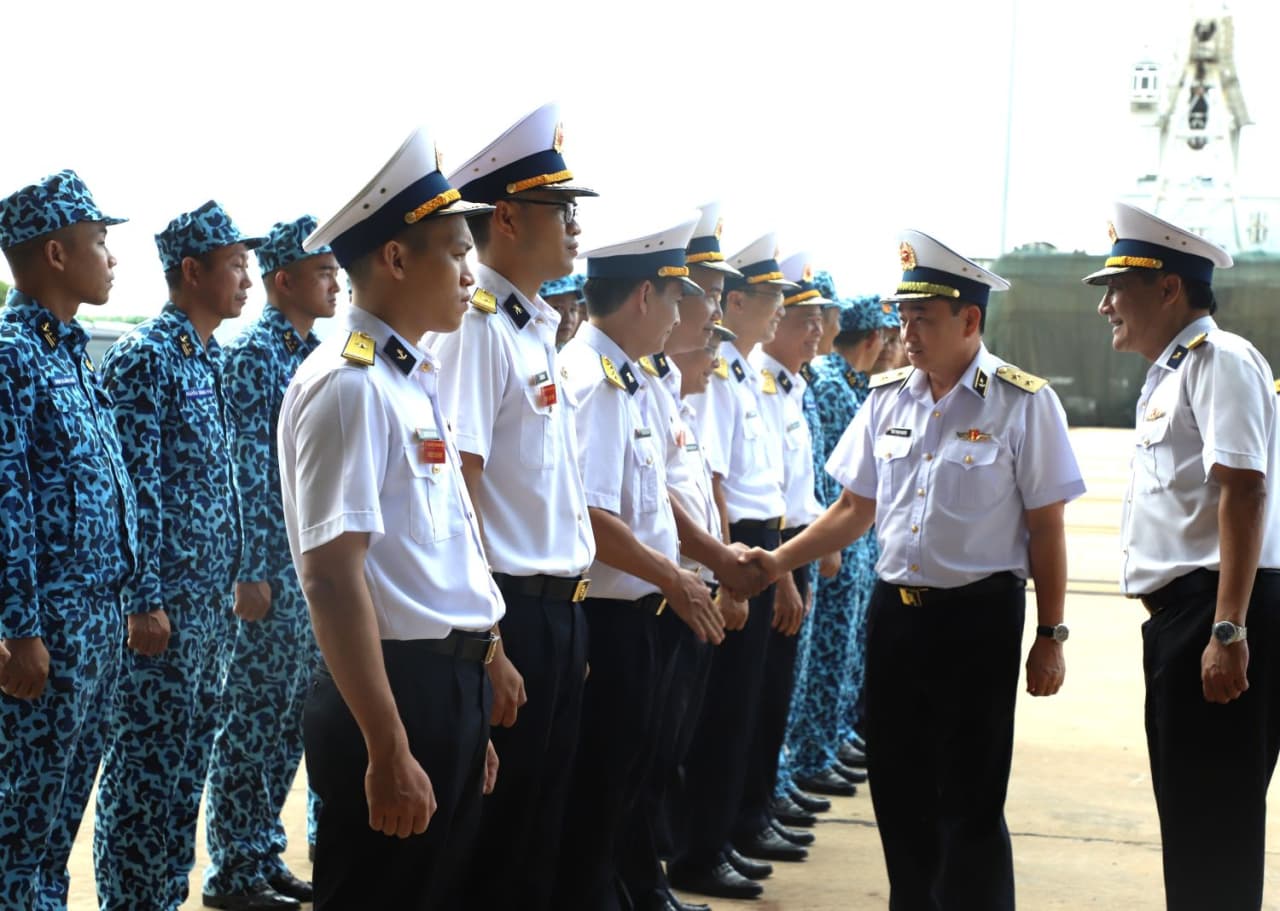 Phó Đô đốc Trần Thanh Nghiêm kiểm tra Nhà máy X52