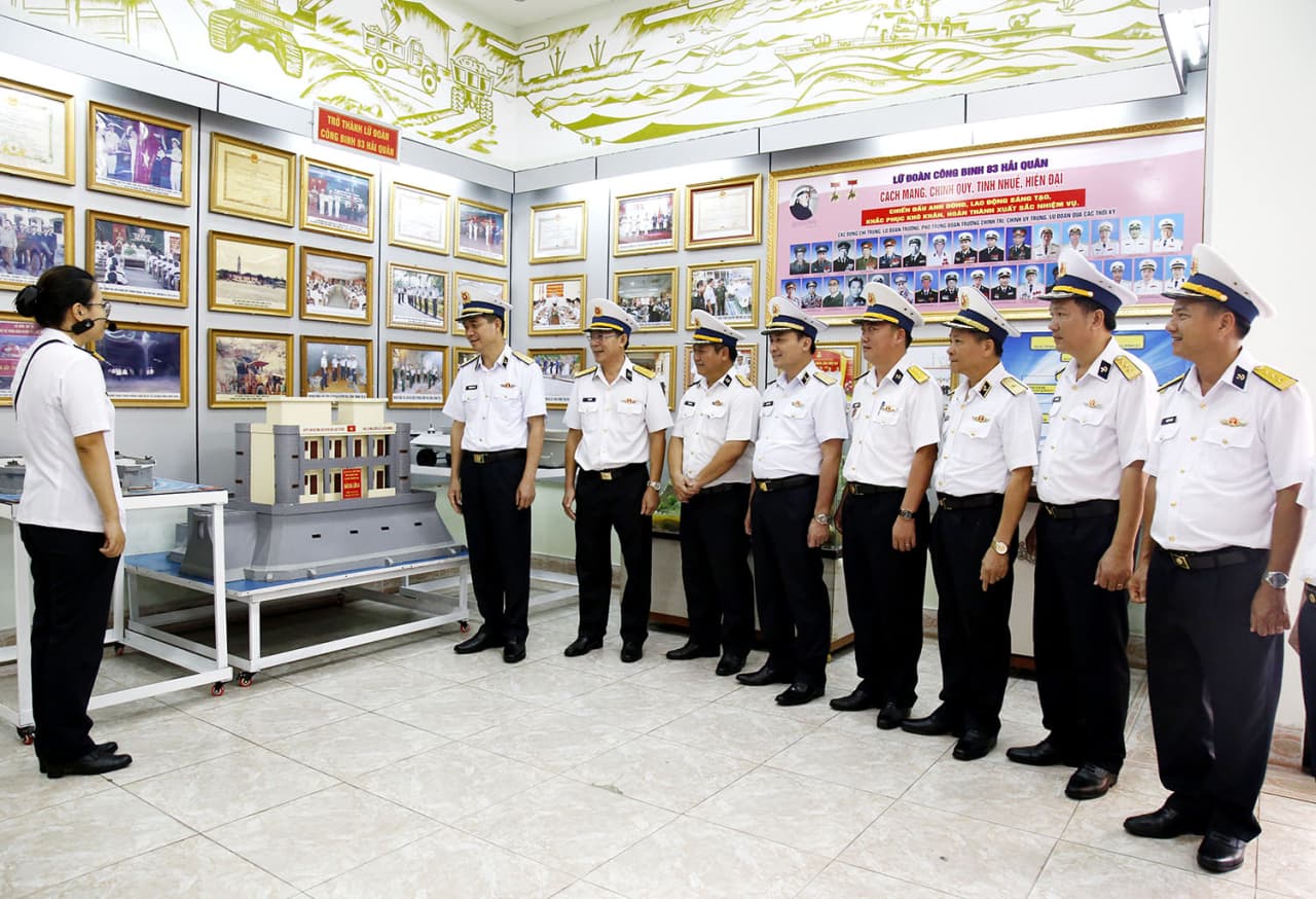 Phó Đô đốc Nguyễn An Phong kiểm tra, nắm tình hình tại Lữ đoàn 83