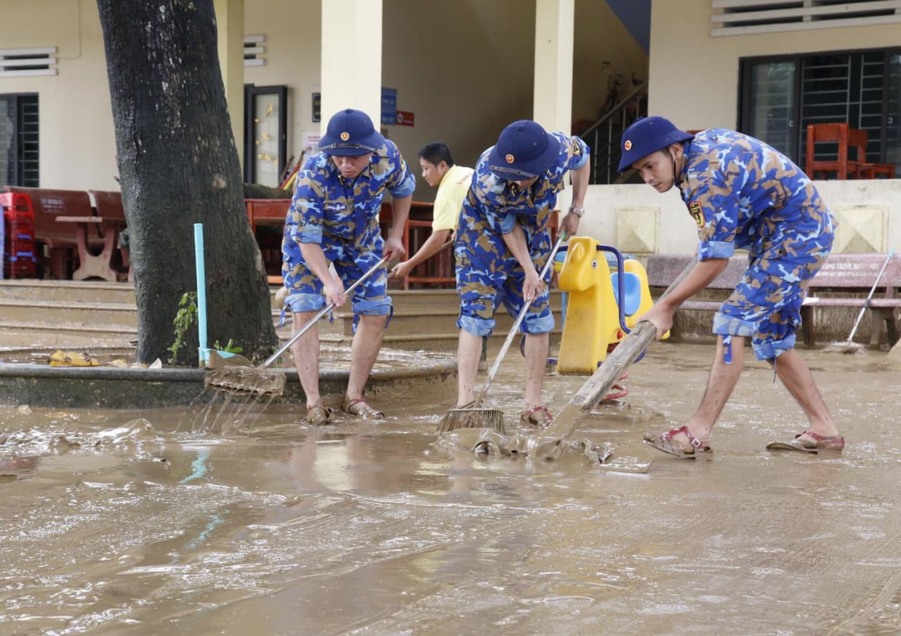 Bộ đội Hải quân tích cực dọn dẹp trường lớp sau lũ