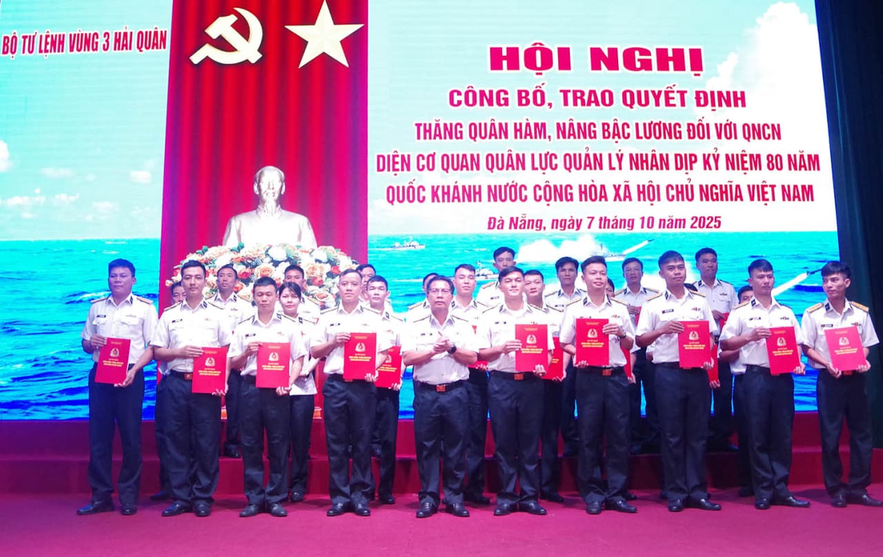 Vùng 3 trao Quyết định thăng quân hàm, nâng lương quân nhân chuyên nghiệp