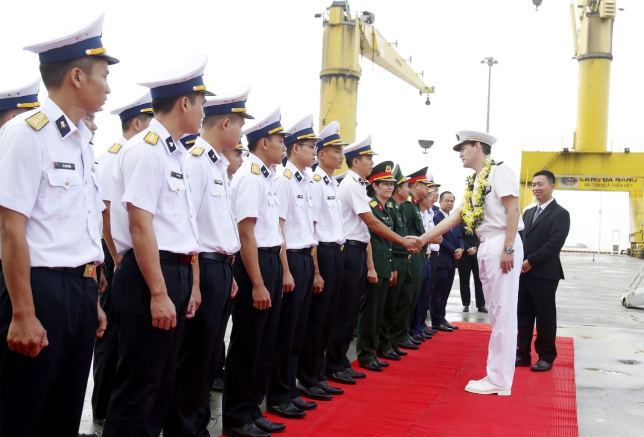 Tàu tuần dương Prairial của Hải quân Pháp thăm thành phố Đà Nẵng