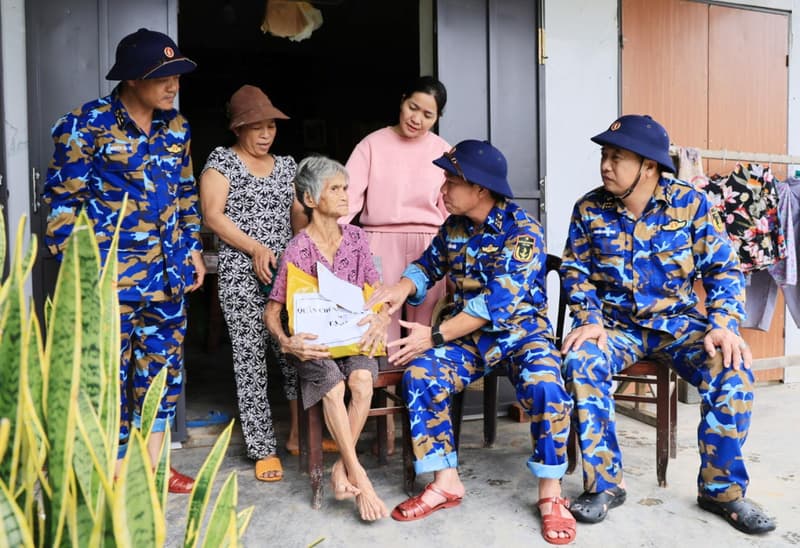 Bộ đội Hải quân tiếp tục đồng hành với nhân dân vượt qua khó khăn sau mưa lũ