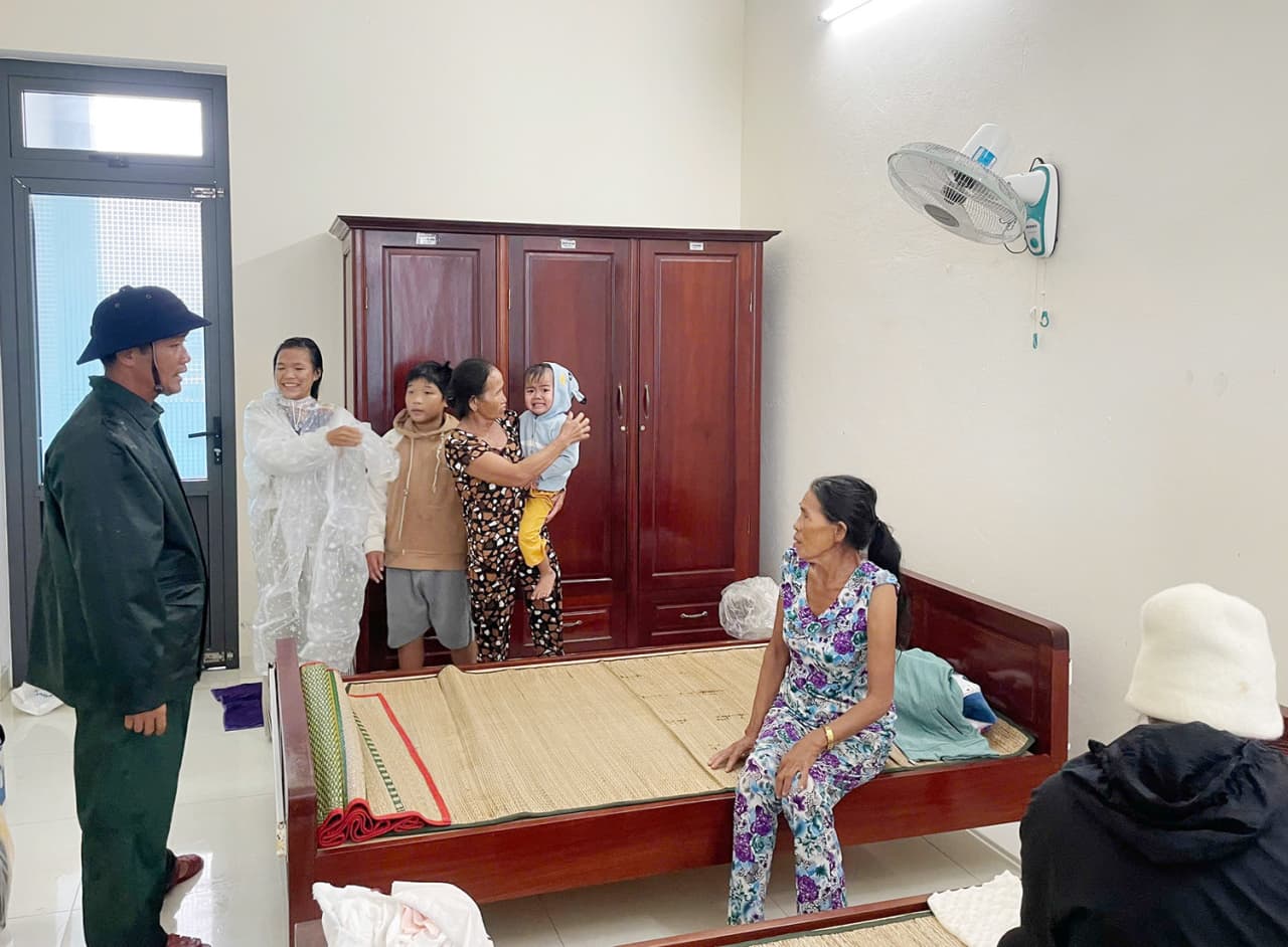 Trung đoàn 351 hỗ trợ người dân đến tránh trú bão số 13