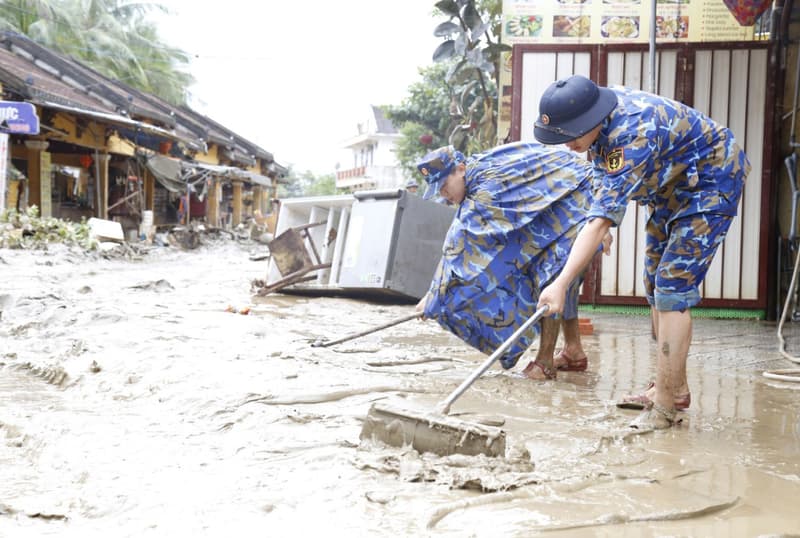 Lữ đoàn 83 cùng nhân dân Hội An khắc phục hậu quả mưa lũ