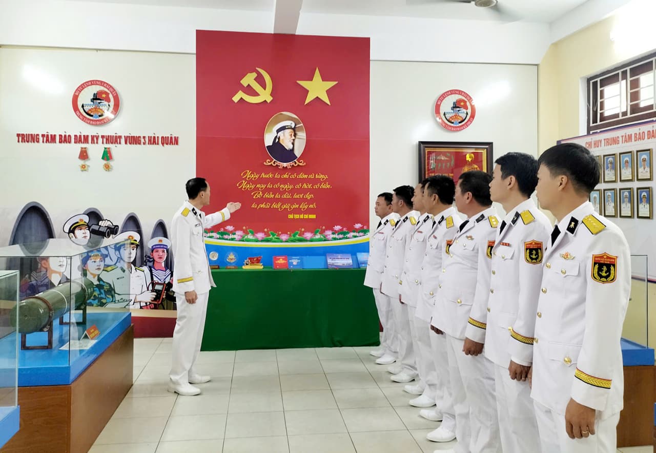 Vùng 3 Hải quân đẩy mạnh giáo dục truyền thống, duy trì sẵn sàng chiến đấu dịp lễ 22/12