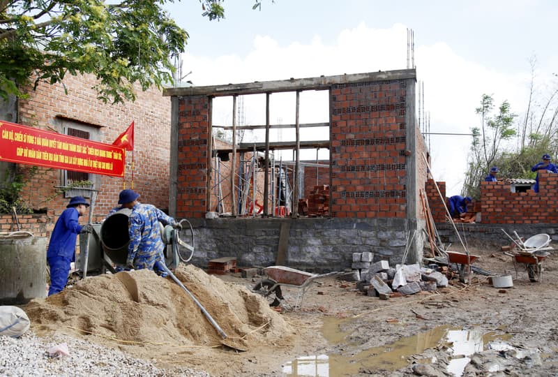 Vượt nắng, thắng mưa xây dựng lại nhà cho người dân vùng lũ