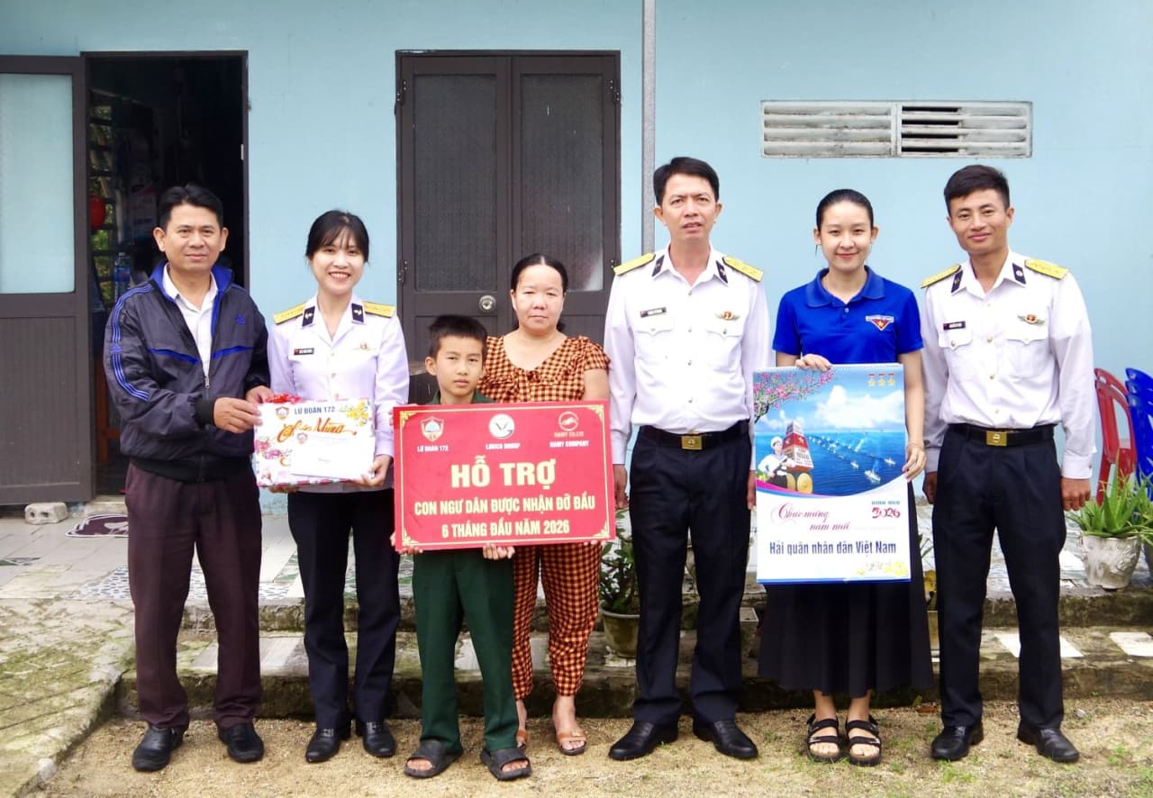 Lữ đoàn 172 thăm, tặng quà con ngư dân được nhận đỡ đầu