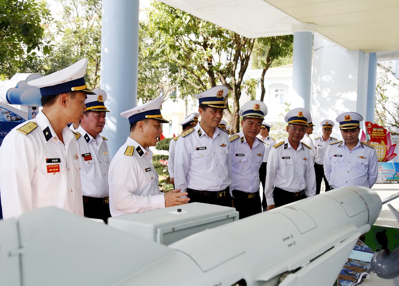 Phó Đô đốc Nguyễn An Phong kiểm tra, chúc tết các đơn vị Vùng 3 và Lữ đoàn 83