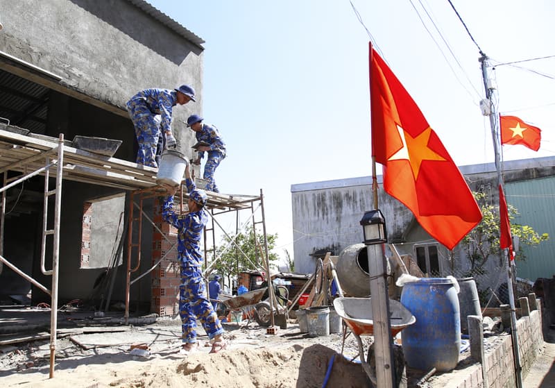 Gác Tết Dương lịch, dựng mái ấm cho bà con vùng lũ đón Tết Bính Ngọ