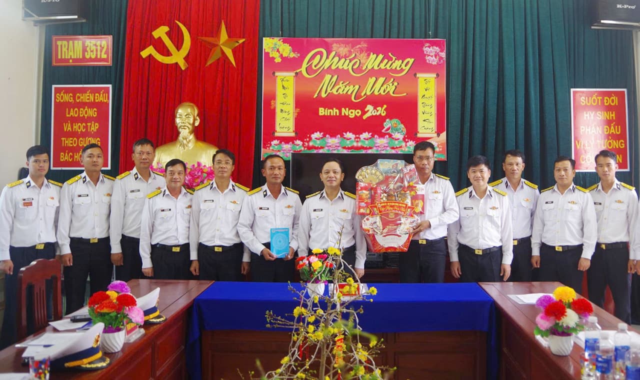 Thủ trưởng Vùng 3 kiểm tra, chúc Tết các trạm ra thuộc Trung đoàn 351