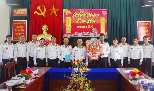 Thủ trưởng Vùng 3 kiểm tra, chúc Tết các trạm ra thuộc Trung đoàn 351