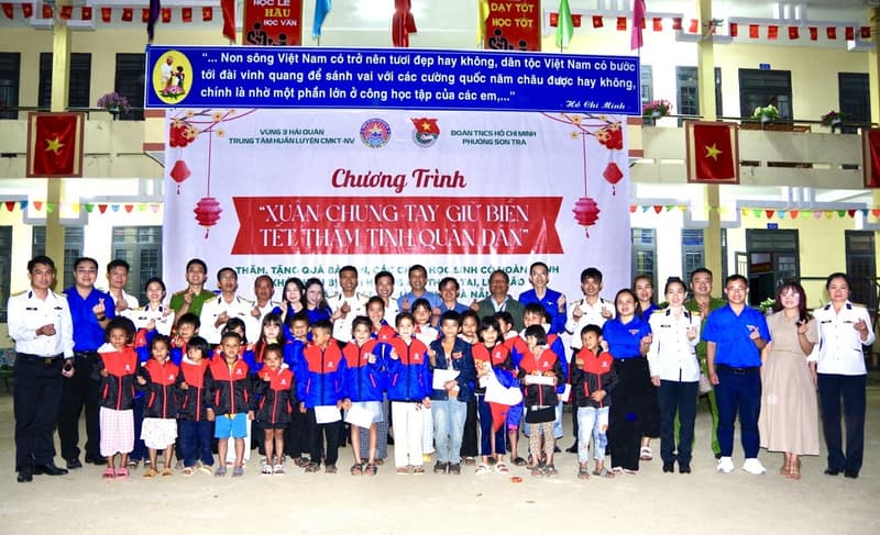 Trung tâm Huấn luyện CMKT-NV Vùng 3 tặng quà tại xã Trà Leng, Đà Nẵng