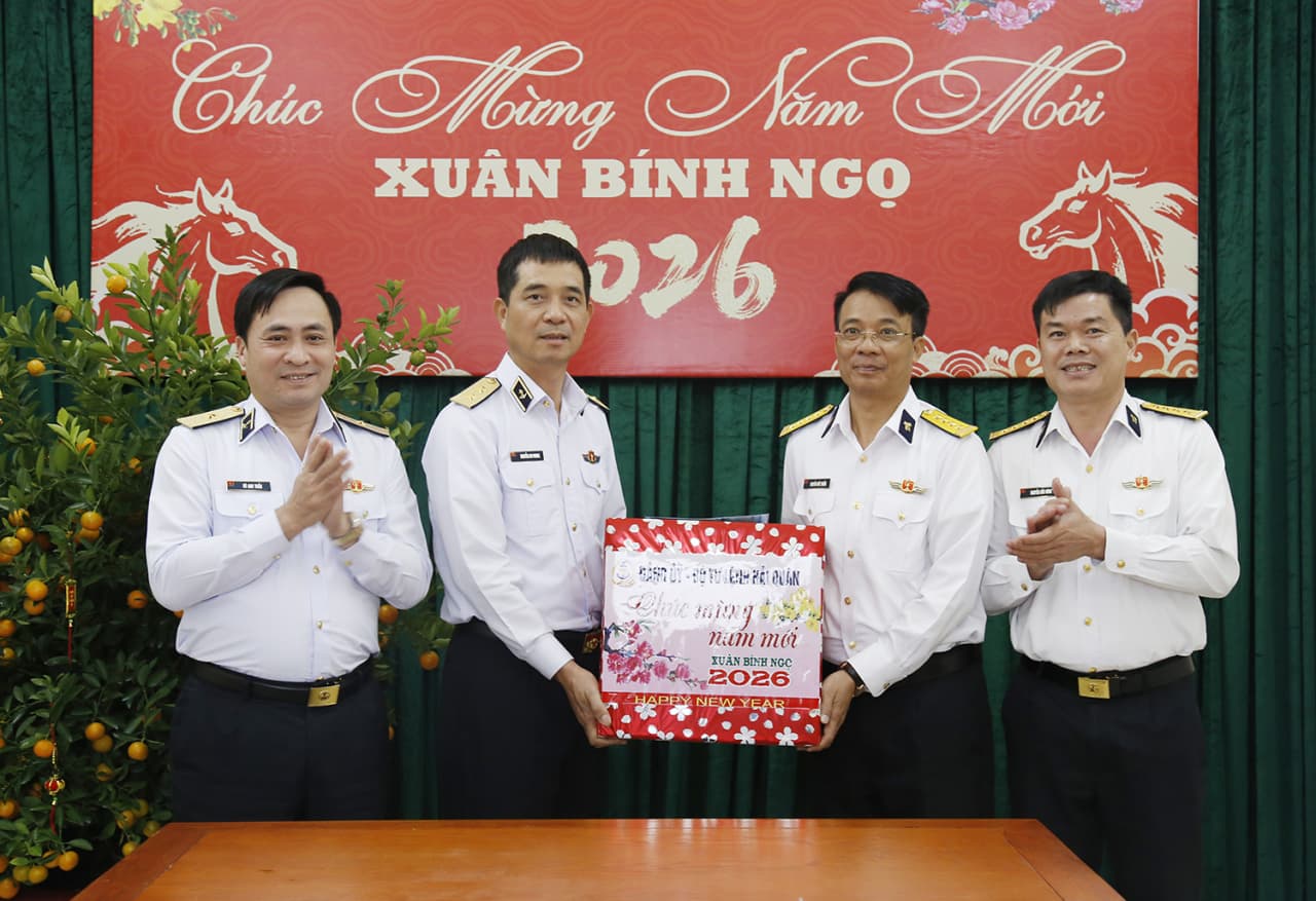 Chính ủy Hải quân kiểm tra, chúc tết Trung đoàn 351 và Trạm 12 Trung tâm 47