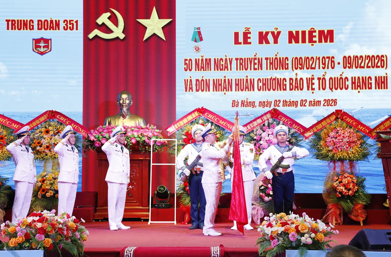 Trung đoàn 351 kỷ niệm 50 năm Ngày truyền thống và đón nhận Huân chương bảo vệ Tổ quốc hạng Nhì