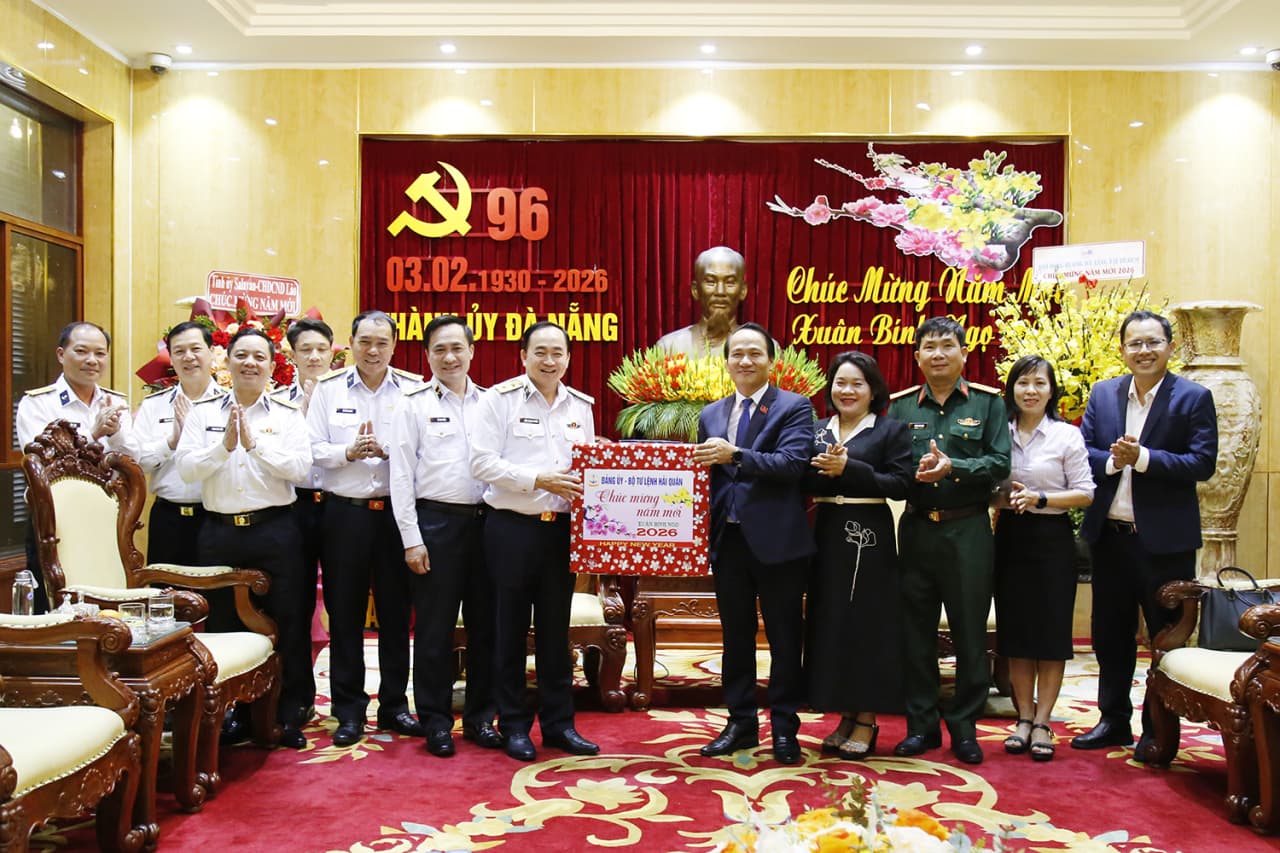 Tư lệnh Hải quân thăm, chúc tết thành phố Đà Nẵng và các lực lượng trên đặc khu Lý Sơn và Cồn Cỏ