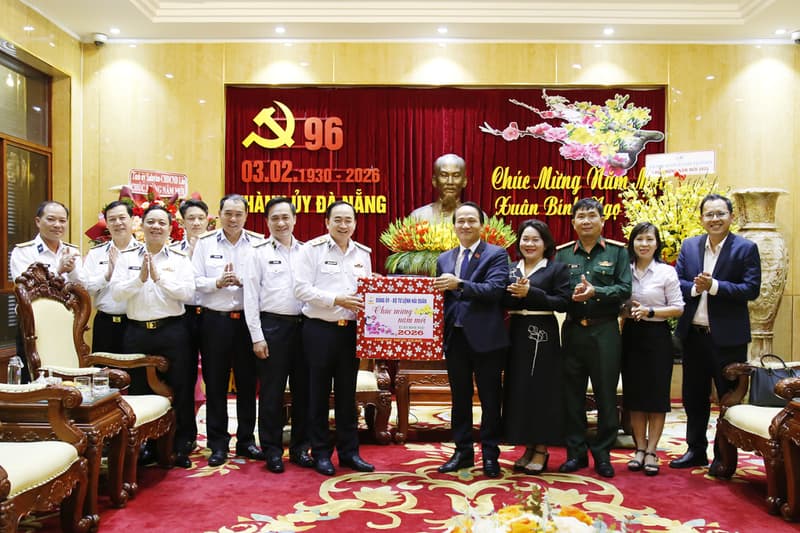 Tư lệnh Hải quân thăm, chúc tết thành phố Đà Nẵng và các lực lượng trên đặc khu Lý Sơn và Cồn Cỏ
